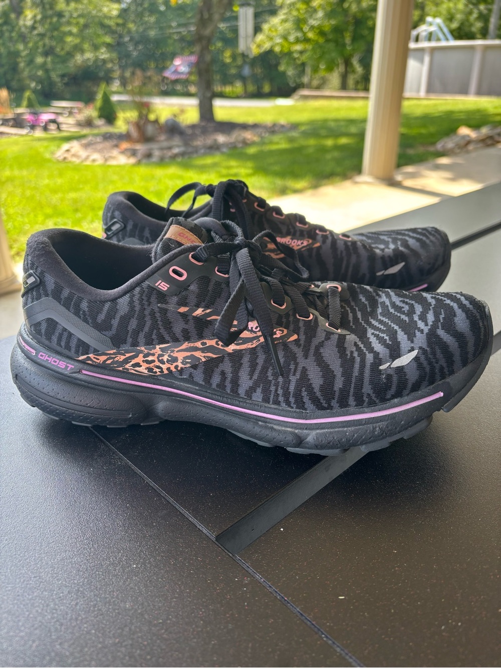 Brooks Women’s Ghost Running Shoes — Black with Pink Accent size 9